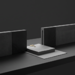 Юридический документ между двумя бетонными блоками как метафора разрыва между судебным решением и реестром недвижимости